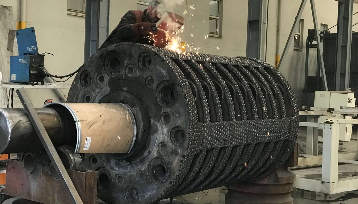 Konkasör, kırıcı, taş kırıcı, stone crusher, çeneli kırıcı, jaw crusher, darbeli kırıcı, impact crusher, konik kırıcı, cone crusher, primer kırıcı, primary crusher, sekonder kırıcı, secondary crusher, tersiyer kırıcı, tertiary crusher, mobil konkasör, mobile crusher, sabit konkasör tesisi, stationary crusher plant, agrega kırıcı, aggregate crusher, maden kırıcı, mining crusher, kaya kırıcı, rock crusher, beton kırıcı, concrete crusher, sert malzeme kırıcı, hard material crusher, kil kırıcı, clay crusher, döner kırıcı, rotary crusher, ağır hizmet tipi kırıcı, heavy-duty crusher, elekli kırıcı sistemi, screened crusher system, bunker beslemeli kırıcı, bunker-fed crusher, kırıcı üretimi, crusher manufacturing, kırıcı montajı, crusher installation, kırıcı bakımı, crusher maintenance, kırıcı revizyonu, crusher revision, kırıcı modernizasyonu, crusher modernization