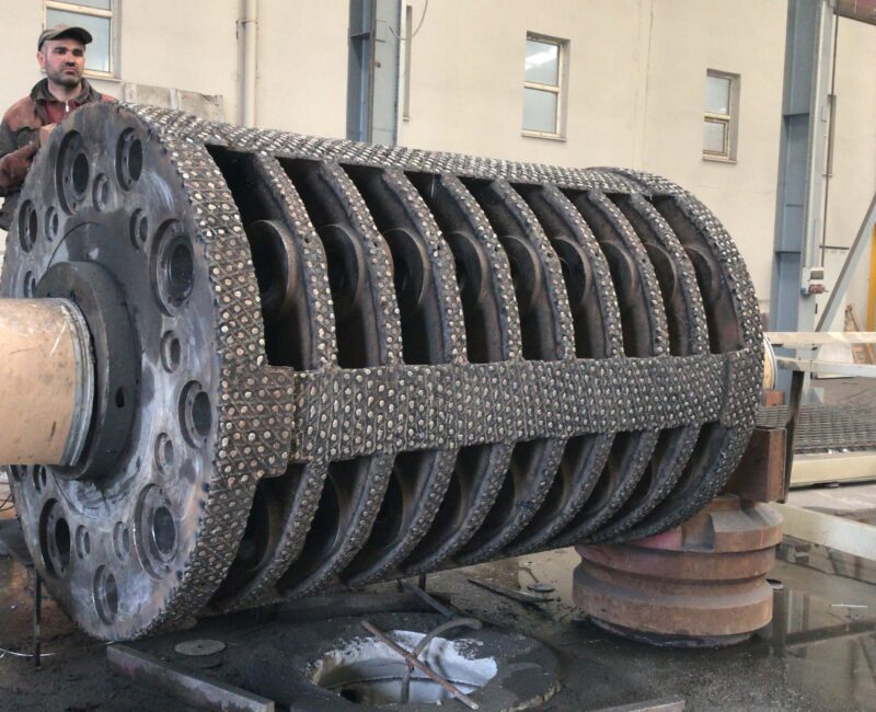 Konkasör, kırıcı, taş kırıcı, stone crusher, çeneli kırıcı, jaw crusher, darbeli kırıcı, impact crusher, konik kırıcı, cone crusher, primer kırıcı, primary crusher, sekonder kırıcı, secondary crusher, tersiyer kırıcı, tertiary crusher, mobil konkasör, mobile crusher, sabit konkasör tesisi, stationary crusher plant, agrega kırıcı, aggregate crusher, maden kırıcı, mining crusher, kaya kırıcı, rock crusher, beton kırıcı, concrete crusher, sert malzeme kırıcı, hard material crusher, kil kırıcı, clay crusher, döner kırıcı, rotary crusher, ağır hizmet tipi kırıcı, heavy-duty crusher, elekli kırıcı sistemi, screened crusher system, bunker beslemeli kırıcı, bunker-fed crusher, kırıcı üretimi, crusher manufacturing, kırıcı montajı, crusher installation, kırıcı bakımı, crusher maintenance, kırıcı revizyonu, crusher revision, kırıcı modernizasyonu, crusher modernization
