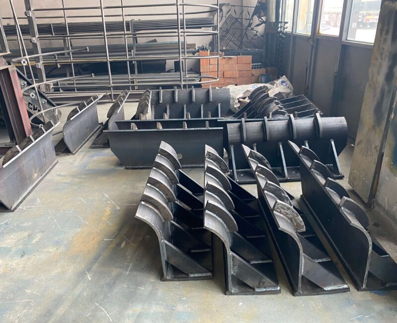 Kratzer, scraper, zincirli kratzer, chain scraper, kratzer konveyör, scraper conveyor, kömür kratzeri, coal scraper, çimento kratzeri, cement scraper, madencilik kratzeri, mining scraper, endüstriyel kratzer sistemi, industrial scraper system, bunker boşaltma kratzeri, bunker discharge scraper, yatay kratzer, horizontal scraper, dikey kratzer, vertical scraper, ağır hizmet tipi kratzer, heavy-duty scraper, kratzer imalatı, scraper manufacturing, kratzer montajı, scraper installation, kratzer bakımı, scraper maintenance, kratzer revizyonu, scraper revision, kratzer modernizasyonu, scraper modernization. Reclaimer, reclaimer system, kazıyıcı yükleyici, scraper reclaimer, portal reclaimer, portal reclaimer system, döner reclaimer, rotary reclaimer, kömür reclaimer, coal reclaimer, çimento reclaimer, cement reclaimer, madencilik reclaimer, mining reclaimer, bunker reclaimer sistemi, bunker reclaimer system, ağır hizmet tipi reclaimer, heavy-duty reclaimer, reclaimer konveyör, reclaimer conveyor, reclaimer imalatı, reclaimer manufacturing, reclaimer montajı, reclaimer installation, reclaimer bakımı, reclaimer maintenance, reclaimer revizyonu, reclaimer revision, reclaimer modernizasyonu, reclaimer modernization