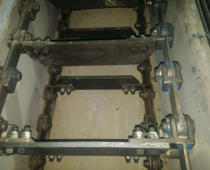 Zincirli konveyör, chain conveyor, paletli zincirli konveyör, slat chain conveyor, ağır hizmet zincirli konveyör, heavy-duty chain conveyor, redler konveyör, drag chain conveyor, bunker besleme zincirli konveyör, bunker feeding chain conveyor, yatay zincirli konveyör, horizontal chain conveyor, dikey zincirli konveyör, vertical chain conveyor, kapalı tip zincirli konveyör, enclosed chain conveyor, dökme malzeme taşıma konveyörü, bulk material handling conveyor, çimento zincirli konveyör, cement chain conveyor, maden zincirli konveyör, mining chain conveyor, enerji santrali zincirli konveyör, power plant chain conveyor, yüksek sıcaklık dayanımlı zincirli konveyör, high-temperature resistant chain conveyor, endüstriyel zincirli konveyör sistemi, industrial chain conveyor system, zincirli konveyör üretimi, chain conveyor manufacturing, zincirli konveyör montajı, chain conveyor installation, zincirli konveyör bakımı, chain conveyor maintenance, zincirli konveyör revizyonu, chain conveyor revision, zincirli konveyör modernizasyonu, chain conveyor modernization