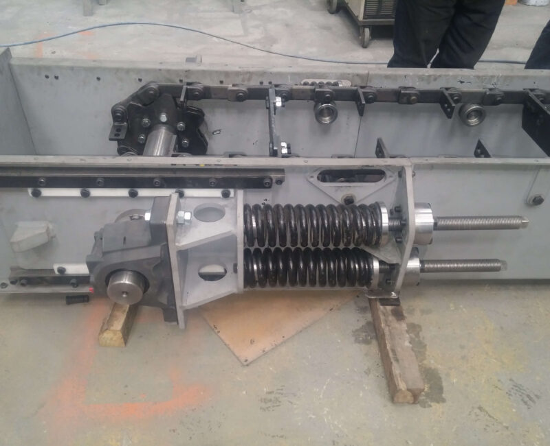 Zincirli konveyör, chain conveyor, paletli zincirli konveyör, slat chain conveyor, ağır hizmet zincirli konveyör, heavy-duty chain conveyor, redler konveyör, drag chain conveyor, bunker besleme zincirli konveyör, bunker feeding chain conveyor, yatay zincirli konveyör, horizontal chain conveyor, dikey zincirli konveyör, vertical chain conveyor, kapalı tip zincirli konveyör, enclosed chain conveyor, dökme malzeme taşıma konveyörü, bulk material handling conveyor, çimento zincirli konveyör, cement chain conveyor, maden zincirli konveyör, mining chain conveyor, enerji santrali zincirli konveyör, power plant chain conveyor, yüksek sıcaklık dayanımlı zincirli konveyör, high-temperature resistant chain conveyor, endüstriyel zincirli konveyör sistemi, industrial chain conveyor system, zincirli konveyör üretimi, chain conveyor manufacturing, zincirli konveyör montajı, chain conveyor installation, zincirli konveyör bakımı, chain conveyor maintenance, zincirli konveyör revizyonu, chain conveyor revision, zincirli konveyör modernizasyonu, chain conveyor modernization